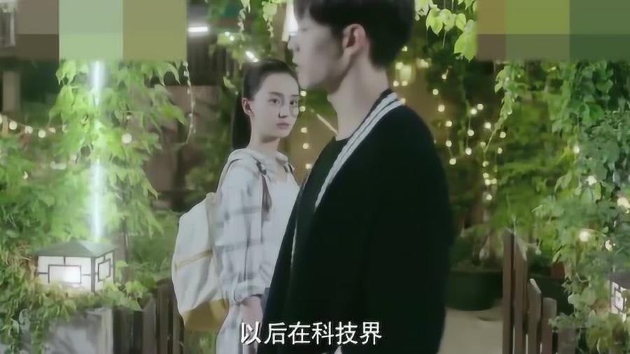 印花雪纺衫搭配破洞牛仔裤，清爽又性感，你想试试吗？游戏画面
